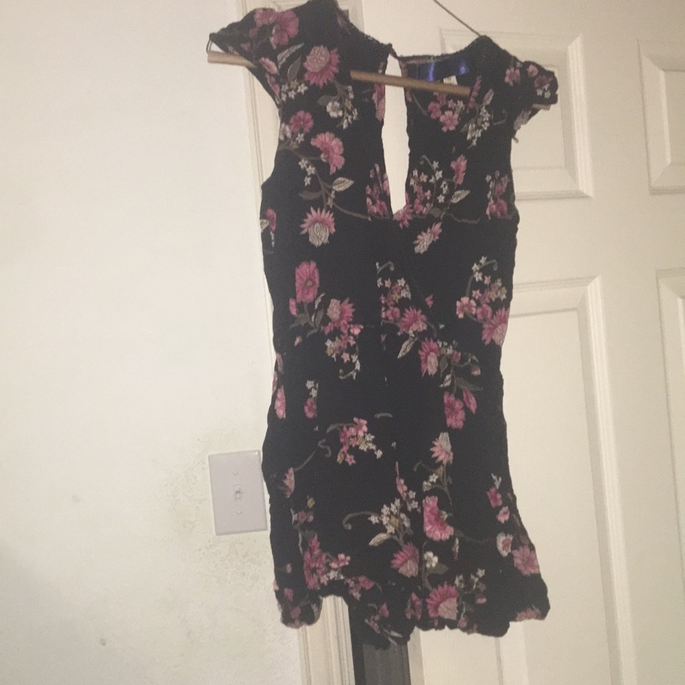 floral romper. great condition no flaws. v-neckine